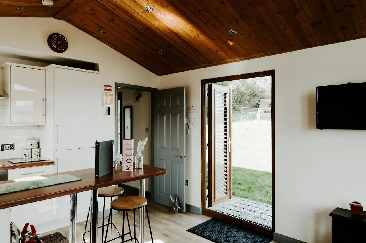 Chalet Fairview Farm Holiday Retreat: Luxury Lodges in Nottinghamshire Countryside
