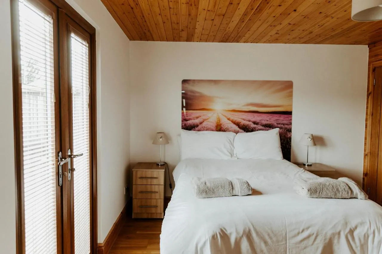 Chalet Fairview Farm Holiday Retreat: Luxury Lodges in Nottinghamshire Countryside