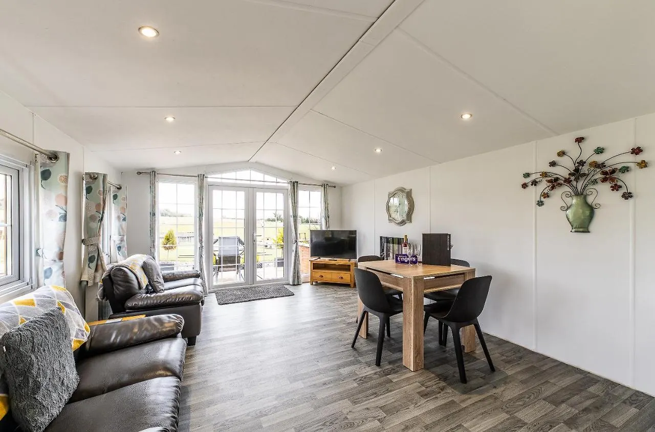 Chalet Fairview Farm Holiday Retreat: Luxury Lodges in Nottinghamshire Countryside