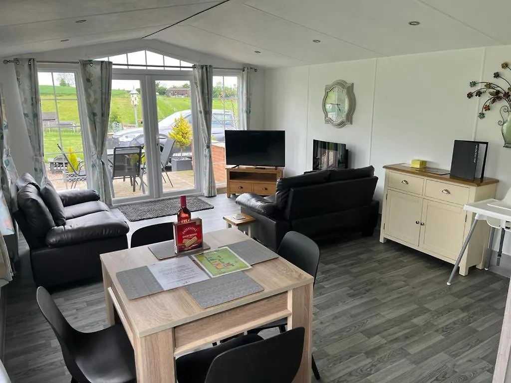 Fairview Farm Holiday Retreat: Luxury Lodges in Nottinghamshire Countryside Chalet