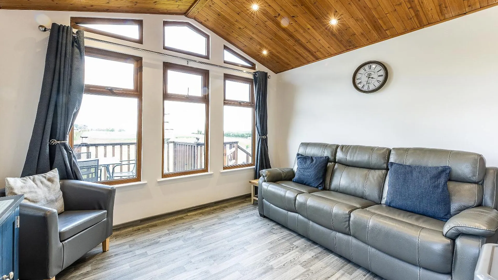 Chalet Fairview Farm Holiday Retreat: Luxury Lodges in Nottinghamshire Countryside