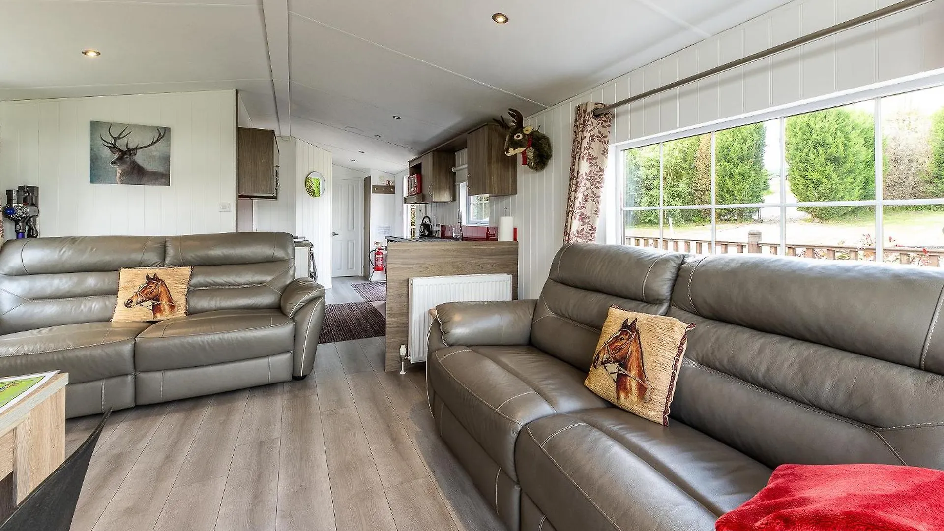 Chalet Fairview Farm Holiday Retreat: Luxury Lodges in Nottinghamshire Countryside United Kingdom
